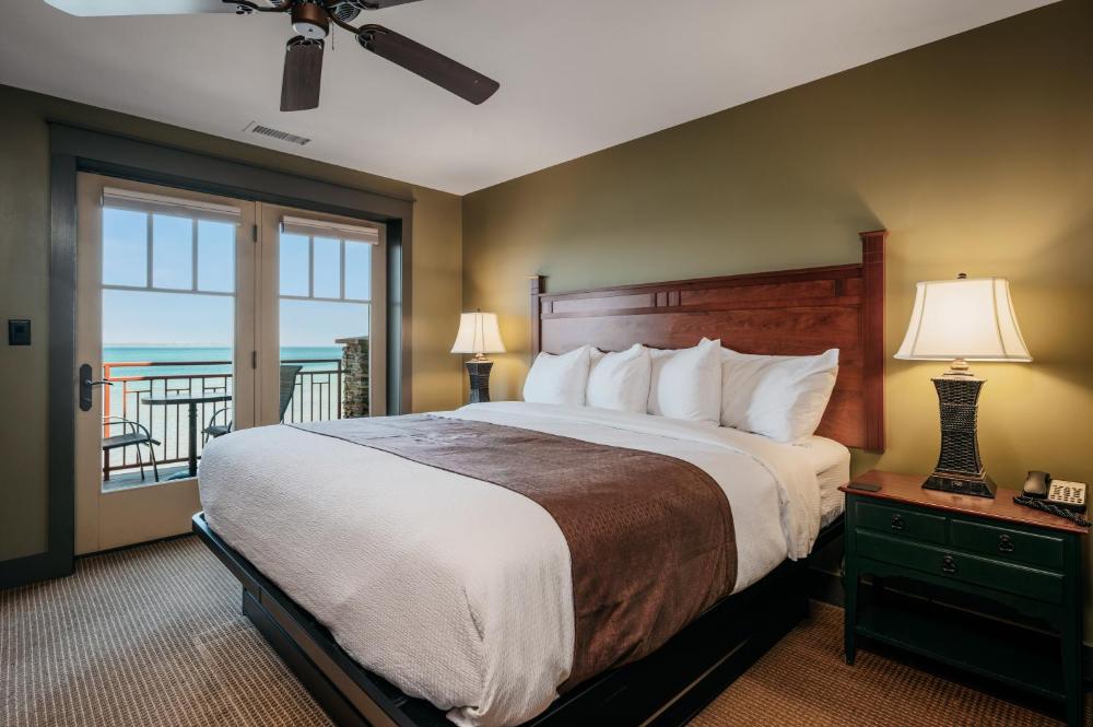 Lakeview One Bedroom Suite interior