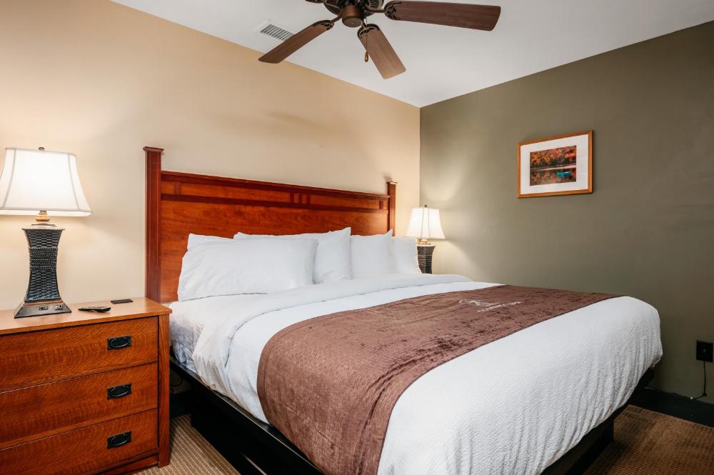 Lakeview One Bedroom Corner Suite interior